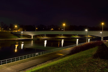 Fototapeta na wymiar pont canal nuit