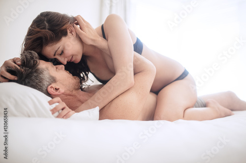 Красивый секс партнера и его возлюбленной на постели вдвоем