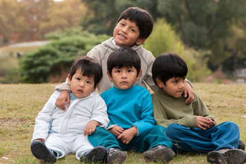 Fototapeta premium Bracia Latynosi siedzący na ulicy