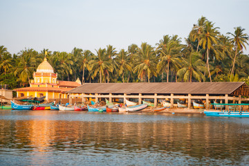 Лодки у храма / Boats near the temple