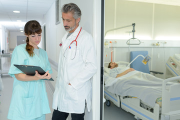 Obraz premium two sad worried doctors standing looking at patient results