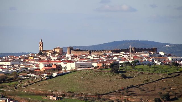 Vista panor&aacute;mica del pueblo serrano de Cumbres mayores, con la fortaleza del Castillo medieval y la Iglesia