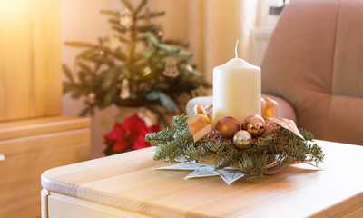 Weihnachtsdekoration, Gesteck auf einem Tisch in einem Wohnzimmer