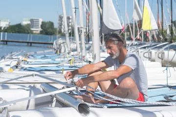 Photo sur Plexiglas Naviguer attractive sailor rigging hobbie-cat before sailing course