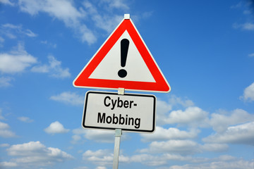 Cybermobbing, Internet, Stalking, Netz, Diffamierung, Beleidigung, social media, Cyberbullying, Schild, Warnung, symbolisch, Internetrecht, Jugendschutz, Psychoterror, Demütigung