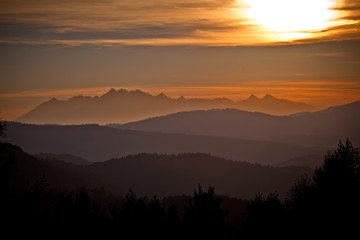  jesienny zachód słońca w górach w Muszynie