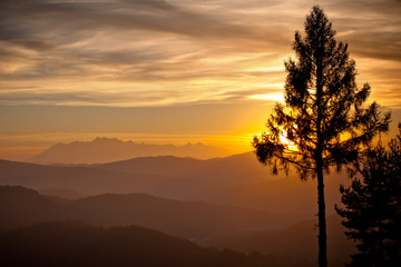 Fototapeta  jesienny zachód słońca w górach w Muszynie obraz