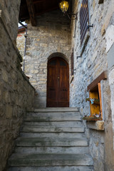Fototapeta na wymiar Antiche case in antico borgo di montagna