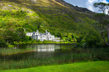 Schloss und Kloster Kylemore Abbey in Ireland 