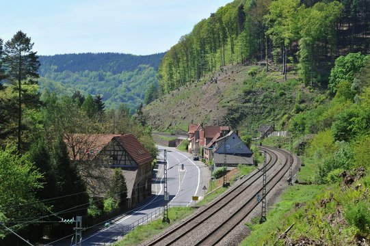 Eisenbahnlinie bei Hirschhorn im Neckartal, Hessen, Deutschland