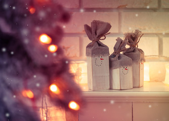 Снеговик и елка с огоньками