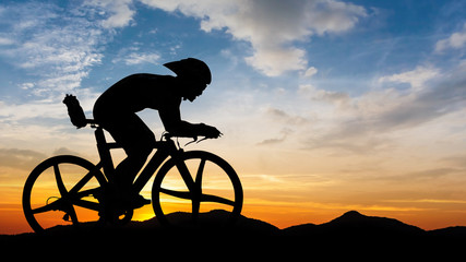 Obraz premium Cycling at black mountain on twilight