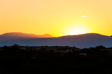 Naklejka premium Zachód słońca w górach w Santa Fe w Nowym Meksyku