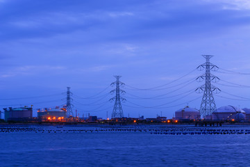 Obraz premium Industrial plants located by the sea.