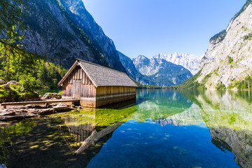 Fototapeta premium Little hut at the Obersee lake in German Alps