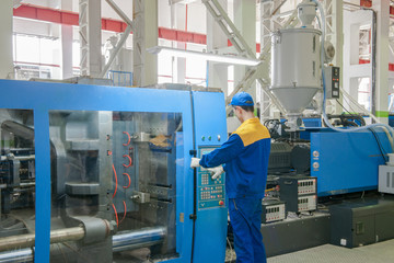 Industrial injection molding press machine for the manufacture of plastic parts using polymers in the management of worker