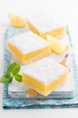  freshly baked lemon bars