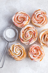 Obraz na płótnie Canvas delicious apple rose cakes