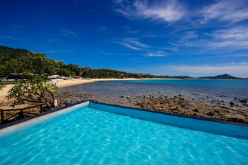 Fototapeta na wymiar Swimming pool close beach with clean sky Samui Thailand