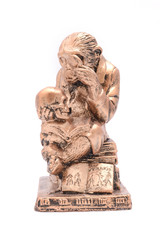 Obraz premium figurine monkey with skull, atheism concept, isolated on white