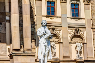 Friedrich Schiller Statue vor dem Hessischen Staatstheater in Wiesbaden