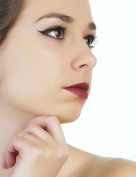 Mujer joven con maquillaje sobre fondo blanco
