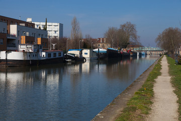 Fototapeta na wymiar Balade de long des rives de la Meurthe et ses canaux - Nancy