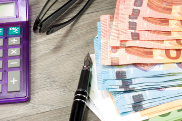 Euro Geld, Füllfederhalter und ein Taschenrechner