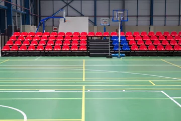 Verduisterende rolgordijnen Stadion red rows of seats in a sports hall