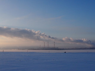 Городская теплоэлектроцентраль в работе-из высоких...