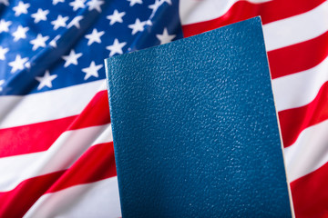 Obraz premium Bible laying on top of an american flag