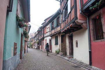 Fototapeta na wymiar ruelle typique du village de kaysersberg en Alsace