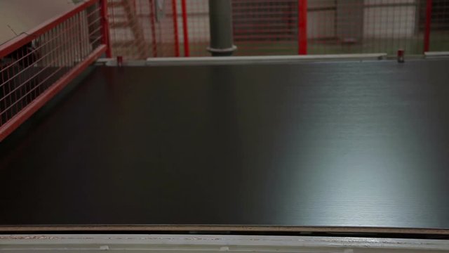 Automatic laminated chipboard production