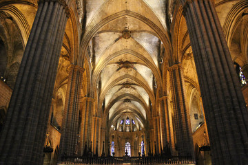Innenraum der Kathedrale des Heiligen Kreuzes und der Heiligen Eulalia in Barcelona © Bentor