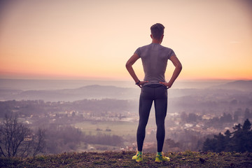 Ragazzo in vetta, tramonto in montagna
