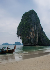 Fototapeta premium Longtail-Boot in Thailand am Sandstrand