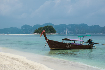 Fototapeta na wymiar Longtail-Boot in Thailand am Sandstrand 