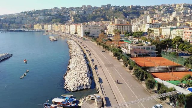 Vista panoramica del lungomare di Napoli in dicembre - Italia