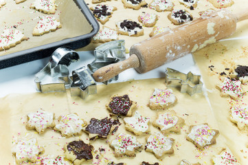 Weihnachtskekse backen /  Glutenfrei Kekse mit Schokolade und buntem Streusel