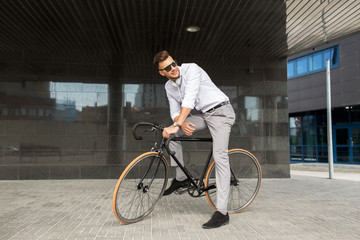 Obraz na płótnie Canvas man with bicycle and headphones on city street