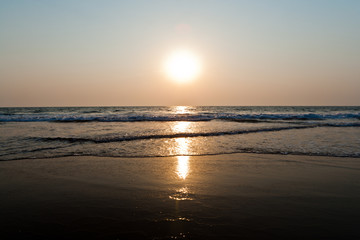 Fototapeta na wymiar Закат на берегу океана / Sunset on the ocean beach