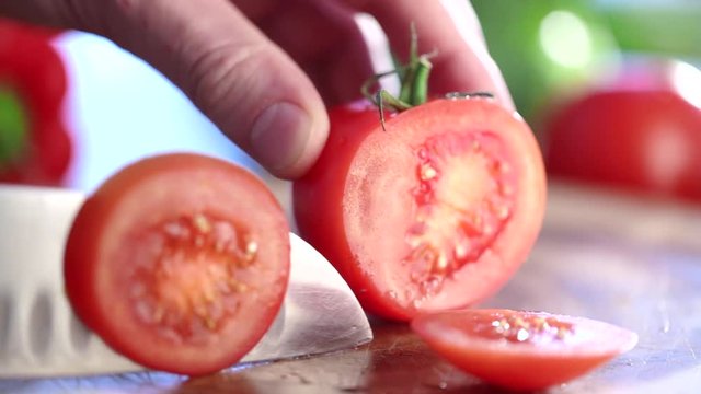 Tomaten in scheiben schneiden (video)