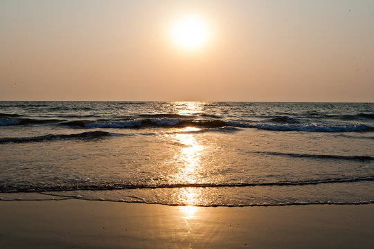 Закат на берегу океана / Sunset on the ocean beach © lyubimtseva_k