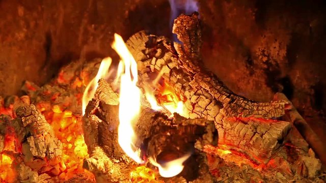 Plano cerrado de hoguera y le&ntilde;a ardiendo.Fuego y llamas