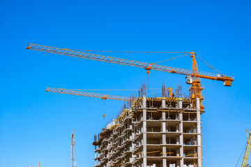 Building process and tower cranes 