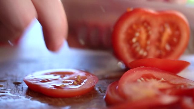 Tomaten in scheiben schneiden (video)