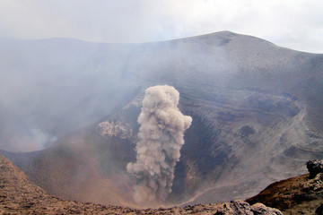 Éruption du volcan du mont Yasur sur l& 39 île de Tanna