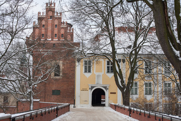 Fototapeta na wymiar Wejście na Zamek Olsztyński nad fosą zimą