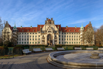 Bau- und Gartendenkmal: Weddinger  Amtsgericht am Brunnenplatz