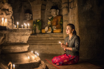 Plakat Beautiful Asian burma women making offerings of incense candles